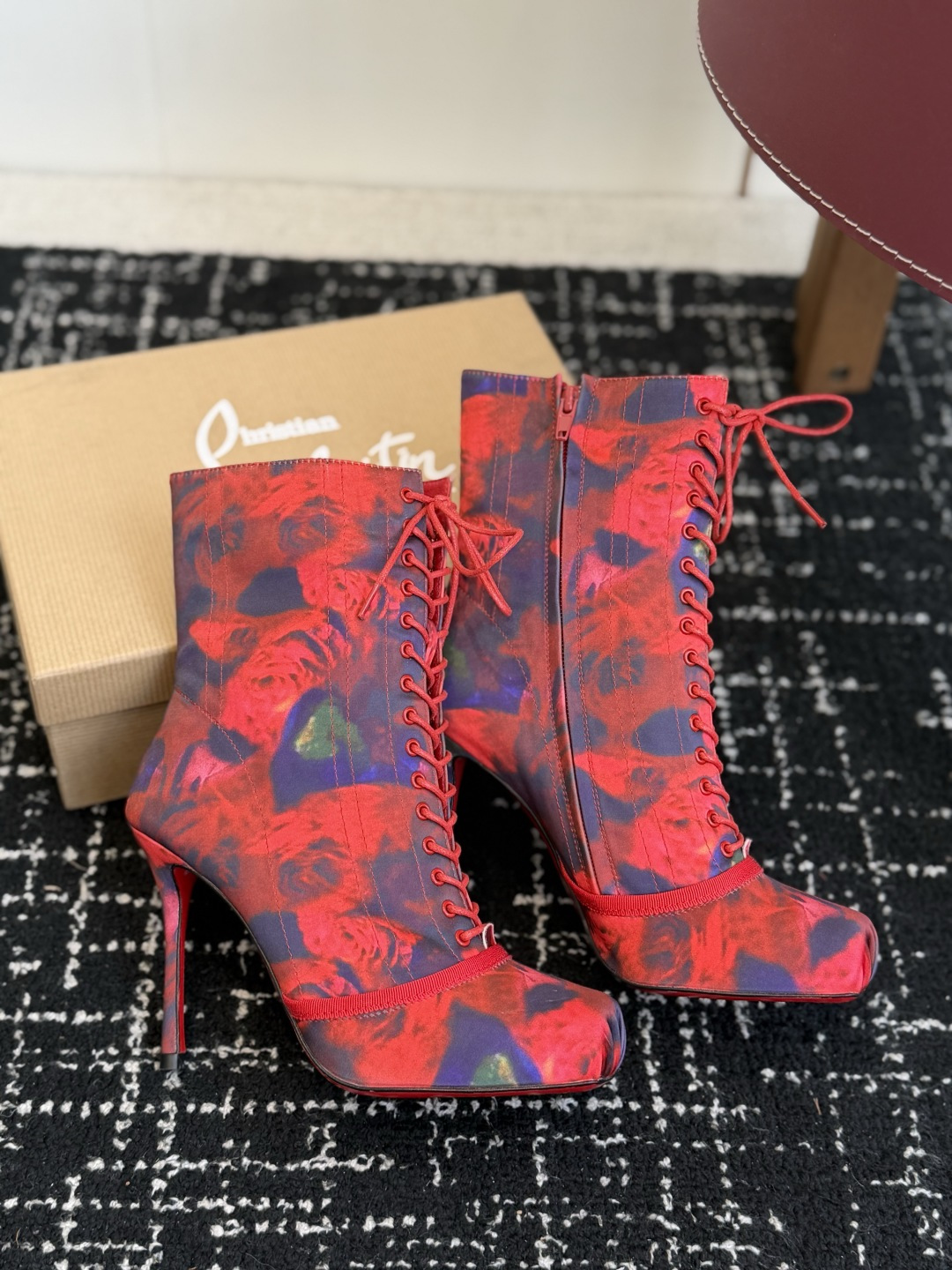 代购级 Christian Louboutin红底系带高筒靴 面料:真丝印花,自带高级光泽感 方头设计+靴身全绑带,修饰 代购级 Christian Louboutin红底系带高筒靴 面料:真丝印花,自带高级光泽感 方头设计+靴身全绑带,修饰