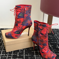 代购级 Christian Louboutin红底系带高筒靴 面料:真丝印花,自带高级光泽感 方头设计+靴身全绑带,修饰 代购级 Christian Louboutin红底系带高筒靴 面料:真丝印花,自带高级光泽感 方头设计+靴身全绑带,修饰