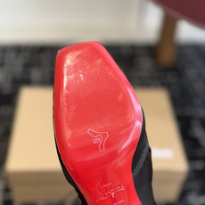 代购级 Christian Louboutin红底系带高筒靴 面料:真丝印花,自带高级光泽感 方头设计+靴身全绑带,修饰 代购级 Christian Louboutin红底系带高筒靴 面料:真丝印花,自带高级光泽感 方头设计+靴身全绑带,修饰