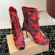 代购级 Christian Louboutin红底系带高筒靴 面料:真丝印花,自带高级光泽感 方头设计+靴身全绑带,修饰 代购级 Christian Louboutin红底系带高筒靴 面料:真丝印花,自带高级光泽感 方头设计+靴身全绑带,修饰