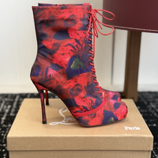 代购级 Christian Louboutin红底系带高筒靴 面料:真丝印花,自带高级光泽感 方头设计+靴身全绑带,修饰 代购级 Christian Louboutin红底系带高筒靴 面料:真丝印花,自带高级光泽感 方头设计+靴身全绑带,修饰