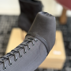 代购级 Christian Louboutin红底系带高筒靴 面料:真丝印花,自带高级光泽感 方头设计+靴身全绑带,修饰 代购级 Christian Louboutin红底系带高筒靴 面料:真丝印花,自带高级光泽感 方头设计+靴身全绑带,修饰