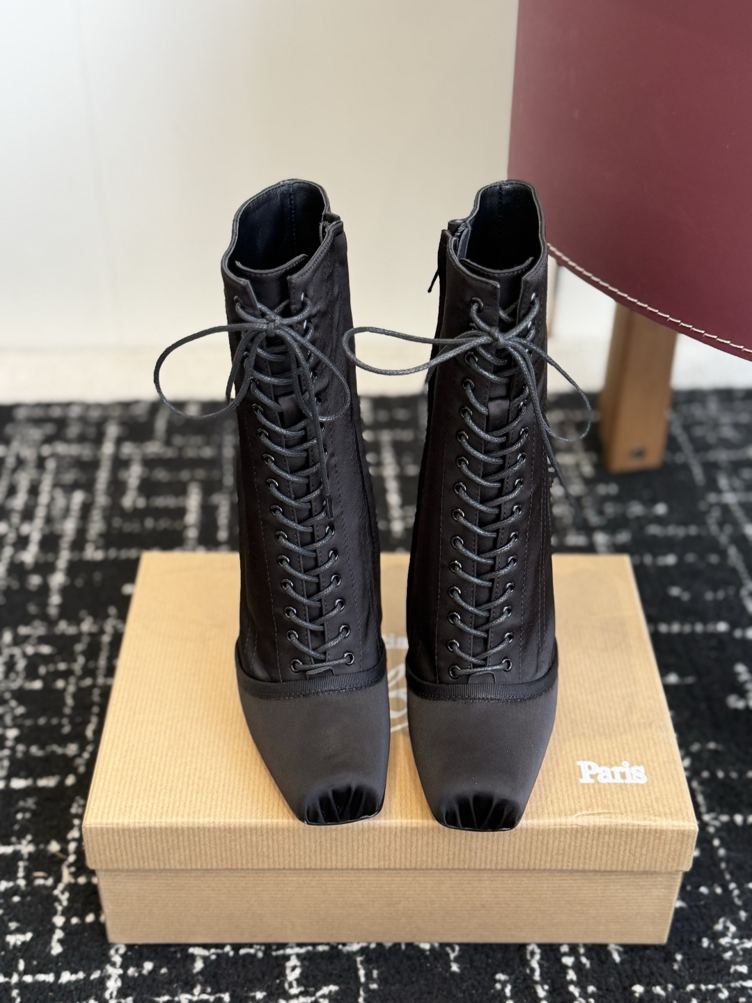 代购级 Christian Louboutin红底系带高筒靴 面料:真丝印花,自带高级光泽感 方头设计+靴身全绑带,修饰 代购级 Christian Louboutin红底系带高筒靴 面料:真丝印花,自带高级光泽感 方头设计+靴身全绑带,修饰