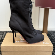 代购级 Christian Louboutin红底系带高筒靴 面料:真丝印花,自带高级光泽感 方头设计+靴身全绑带,修饰 代购级 Christian Louboutin红底系带高筒靴 面料:真丝印花,自带高级光泽感 方头设计+靴身全绑带,修饰