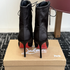 代购级 Christian Louboutin红底系带高筒靴 面料:真丝印花,自带高级光泽感 方头设计+靴身全绑带,修饰 代购级 Christian Louboutin红底系带高筒靴 面料:真丝印花,自带高级光泽感 方头设计+靴身全绑带,修饰