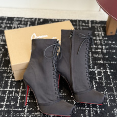 代购级 Christian Louboutin红底系带高筒靴 面料:真丝印花,自带高级光泽感 方头设计+靴身全绑带,修饰 代购级 Christian Louboutin红底系带高筒靴 面料:真丝印花,自带高级光泽感 方头设计+靴身全绑带,修饰