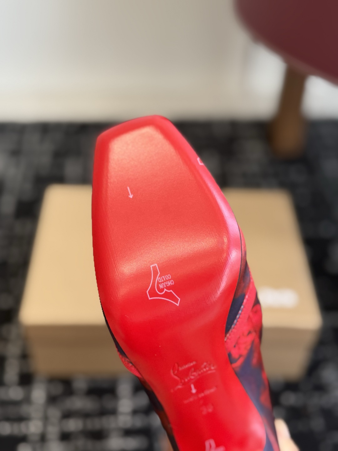 代购级 Christian Louboutin红底系带高筒靴 面料:真丝印花,自带高级光泽感 方头设计+靴身全绑带,修饰 代购级 Christian Louboutin红底系带高筒靴 面料:真丝印花,自带高级光泽感 方头设计+靴身全绑带,修饰