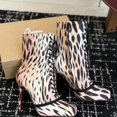 代购级 Christian Louboutin红底系带高筒靴 面料:真丝印花,自带高级光泽感 方头设计+靴身全绑带,修饰 代购级 Christian Louboutin红底系带高筒靴 面料:真丝印花,自带高级光泽感 方头设计+靴身全绑带,修饰