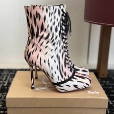 代购级 Christian Louboutin红底系带高筒靴 面料:真丝印花,自带高级光泽感 方头设计+靴身全绑带,修饰 代购级 Christian Louboutin红底系带高筒靴 面料:真丝印花,自带高级光泽感 方头设计+靴身全绑带,修饰