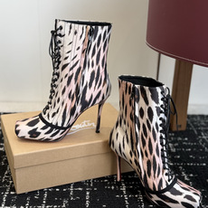 代购级 Christian Louboutin红底系带高筒靴 面料:真丝印花,自带高级光泽感 方头设计+靴身全绑带,修饰 代购级 Christian Louboutin红底系带高筒靴 面料:真丝印花,自带高级光泽感 方头设计+靴身全绑带,修饰