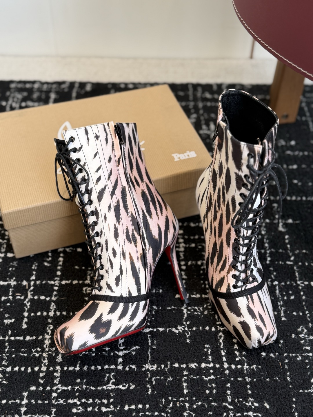 代购级 Christian Louboutin红底系带高筒靴 面料:真丝印花,自带高级光泽感 方头设计+靴身全绑带,修饰 代购级 Christian Louboutin红底系带高筒靴 面料:真丝印花,自带高级光泽感 方头设计+靴身全绑带,修饰