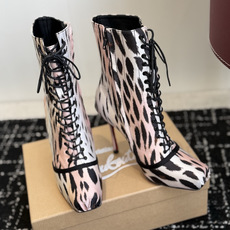 代购级 Christian Louboutin红底系带高筒靴 面料:真丝印花,自带高级光泽感 方头设计+靴身全绑带,修饰 代购级 Christian Louboutin红底系带高筒靴 面料:真丝印花,自带高级光泽感 方头设计+靴身全绑带,修饰