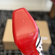 代购级 Christian Louboutin红底系带高筒靴 面料:真丝印花,自带高级光泽感 方头设计+靴身全绑带,修饰 代购级 Christian Louboutin红底系带高筒靴 面料:真丝印花,自带高级光泽感 方头设计+靴身全绑带,修饰