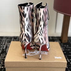 代购级 Christian Louboutin红底系带高筒靴 面料:真丝印花,自带高级光泽感 方头设计+靴身全绑带,修饰 代购级 Christian Louboutin红底系带高筒靴 面料:真丝印花,自带高级光泽感 方头设计+靴身全绑带,修饰