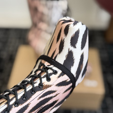 代购级 Christian Louboutin红底系带高筒靴 面料:真丝印花,自带高级光泽感 方头设计+靴身全绑带,修饰 代购级 Christian Louboutin红底系带高筒靴 面料:真丝印花,自带高级光泽感 方头设计+靴身全绑带,修饰