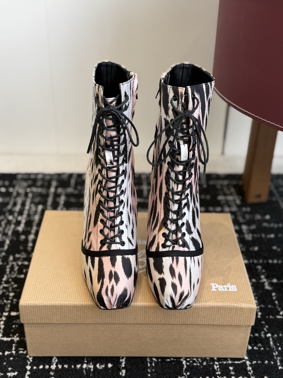 代购级 Christian Louboutin红底系带高筒靴 面料:真丝印花,自带高级光泽感 方头设计+靴身全绑带,修饰 代购级 Christian Louboutin红底系带高筒靴 面料:真丝印花,自带高级光泽感 方头设计+靴身全绑带,修饰