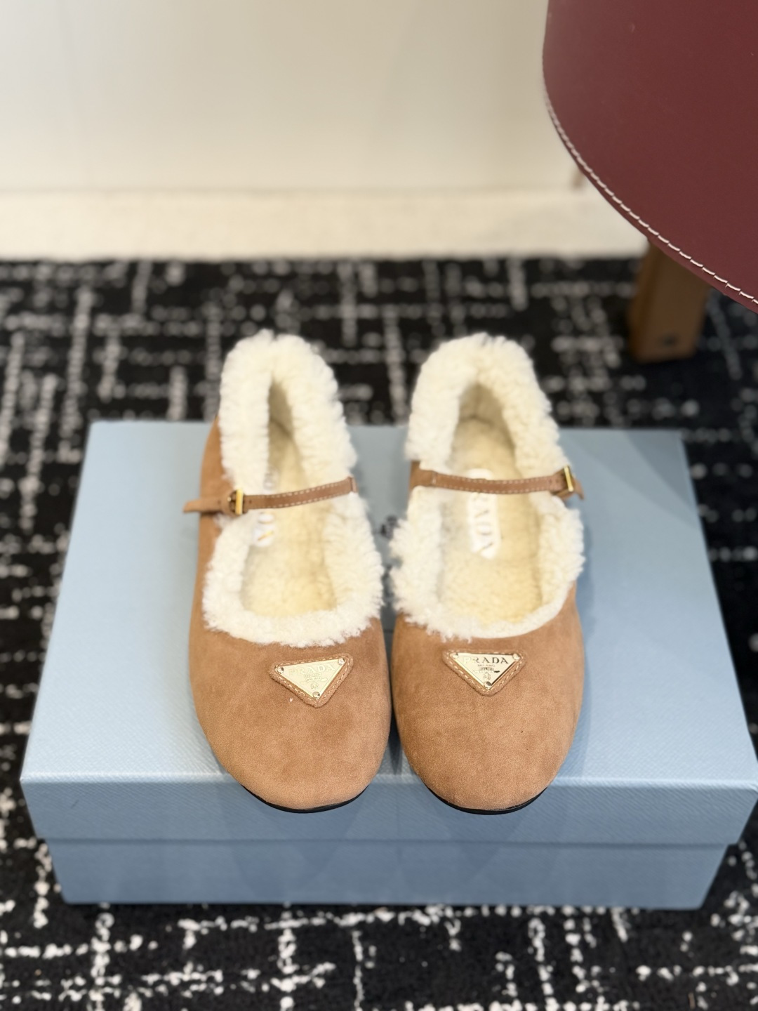 代购级 Prada 玛丽珍毛毛单鞋 面料选用羊京鞋面,内里厚实羊毛,软糯亲肤,秋冬上脚保暖又显贵气。 经典三角标logo 代购级 Prada 玛丽珍毛毛单鞋 面料选用羊京鞋面,内里厚实羊毛,软糯亲肤,秋冬上脚保暖又显贵气。 经典三角标logo