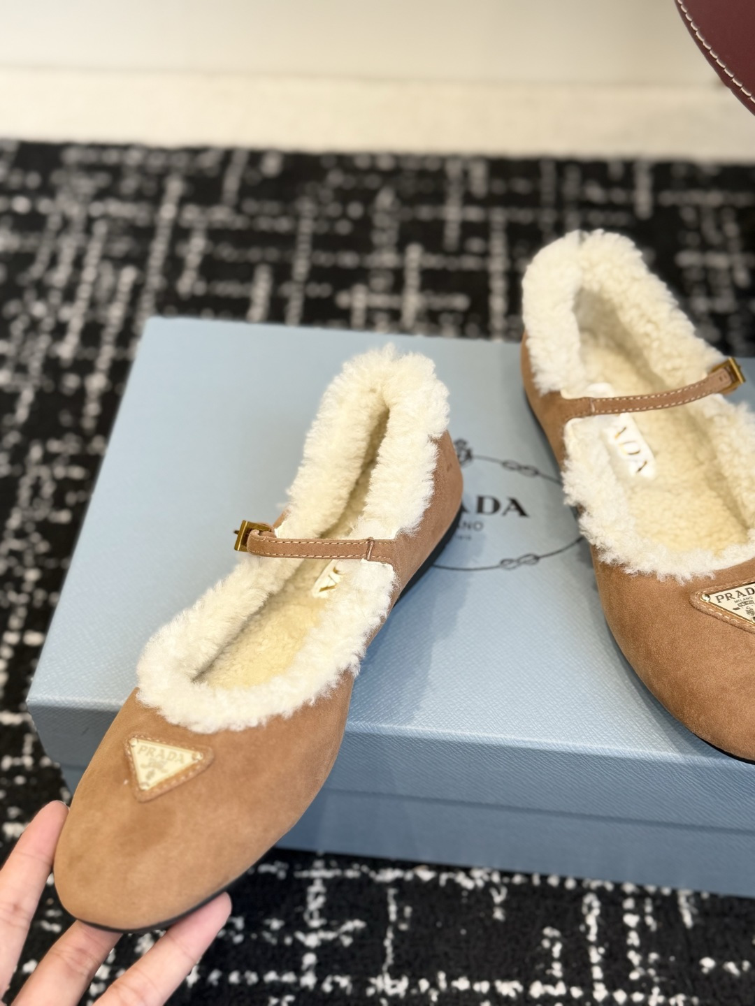 代购级 Prada 玛丽珍毛毛单鞋 面料选用羊京鞋面,内里厚实羊毛,软糯亲肤,秋冬上脚保暖又显贵气。 经典三角标logo 代购级 Prada 玛丽珍毛毛单鞋 面料选用羊京鞋面,内里厚实羊毛,软糯亲肤,秋冬上脚保暖又显贵气。 经典三角标logo
