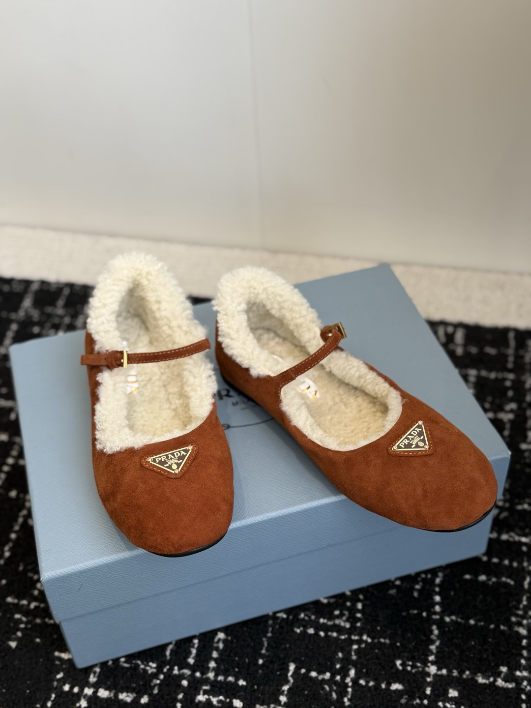 代购级 Prada 玛丽珍毛毛单鞋 面料选用羊京鞋面,内里厚实羊毛,软糯亲肤,秋冬上脚保暖又显贵气。 经典三角标logo 代购级 Prada 玛丽珍毛毛单鞋 面料选用羊京鞋面,内里厚实羊毛,软糯亲肤,秋冬上脚保暖又显贵气。 经典三角标logo