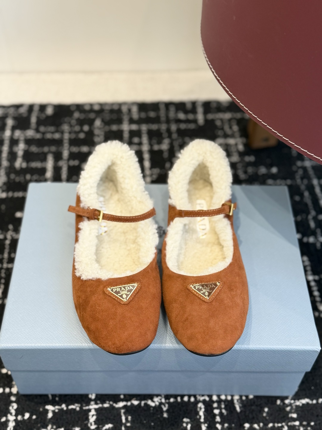 代购级 Prada 玛丽珍毛毛单鞋 面料选用羊京鞋面,内里厚实羊毛,软糯亲肤,秋冬上脚保暖又显贵气。 经典三角标logo 代购级 Prada 玛丽珍毛毛单鞋 面料选用羊京鞋面,内里厚实羊毛,软糯亲肤,秋冬上脚保暖又显贵气。 经典三角标logo
