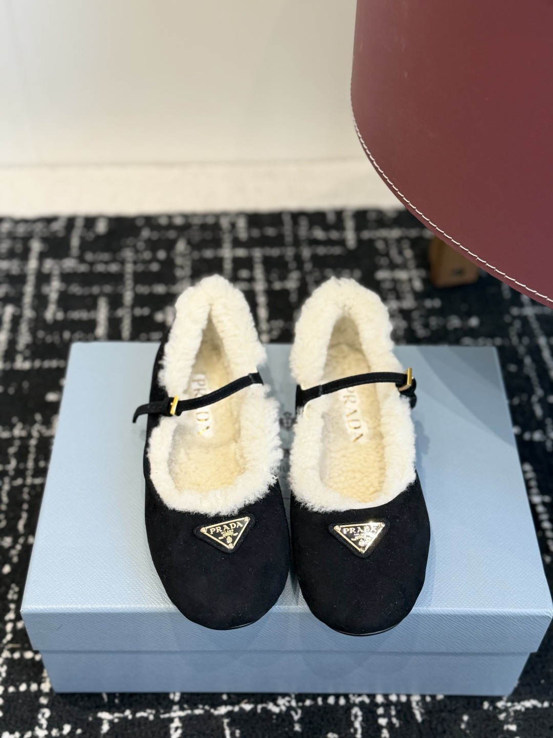 代购级 Prada 玛丽珍毛毛单鞋 面料选用羊京鞋面,内里厚实羊毛,软糯亲肤,秋冬上脚保暖又显贵气。 经典三角标logo 代购级 Prada 玛丽珍毛毛单鞋 面料选用羊京鞋面,内里厚实羊毛,软糯亲肤,秋冬上脚保暖又显贵气。 经典三角标logo