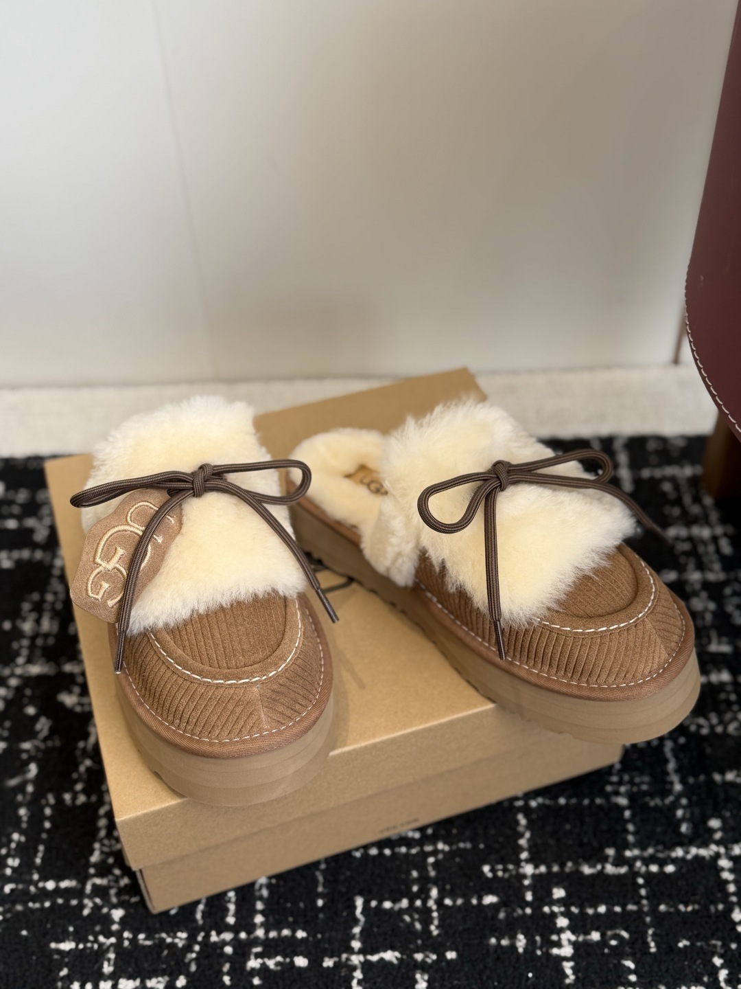 代购级 UGG宋雨琦同款蝴蝶结包头羊毛半拖秋冬爆款复古毛毛半拖,甜酷氛围感直接拉满,懒人出门首选🍂 ▫️鞋面采用灯芯绒拼 代购级 UGG宋雨琦同款蝴蝶结包头羊毛半拖秋冬爆款复古毛毛半拖,甜酷氛围感直接拉满,懒人出门首选🍂 ▫️鞋面采用灯芯绒拼