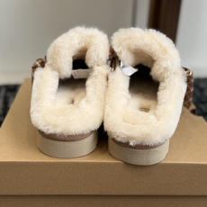 代购级 UGG Lowmel梅尔休闲穆勒鞋 秋冬新款懒人穆勒雪地鞋,时髦感和保暖感双双在线! ▫️鞋面选用高丝光牛绒,质 代购级 UGG Lowmel梅尔休闲穆勒鞋 秋冬新款懒人穆勒雪地鞋,时髦感和保暖感双双在线! ▫️鞋面选用高丝光牛绒,质