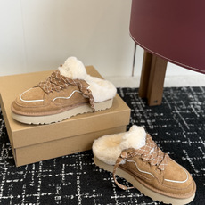 代购级 UGG Lowmel梅尔休闲穆勒鞋 秋冬新款懒人穆勒雪地鞋,时髦感和保暖感双双在线! ▫️鞋面选用高丝光牛绒,质 代购级 UGG Lowmel梅尔休闲穆勒鞋 秋冬新款懒人穆勒雪地鞋,时髦感和保暖感双双在线! ▫️鞋面选用高丝光牛绒,质