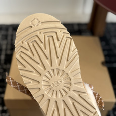 代购级 UGG Lowmel梅尔休闲穆勒鞋 秋冬新款懒人穆勒雪地鞋,时髦感和保暖感双双在线! ▫️鞋面选用高丝光牛绒,质 代购级 UGG Lowmel梅尔休闲穆勒鞋 秋冬新款懒人穆勒雪地鞋,时髦感和保暖感双双在线! ▫️鞋面选用高丝光牛绒,质