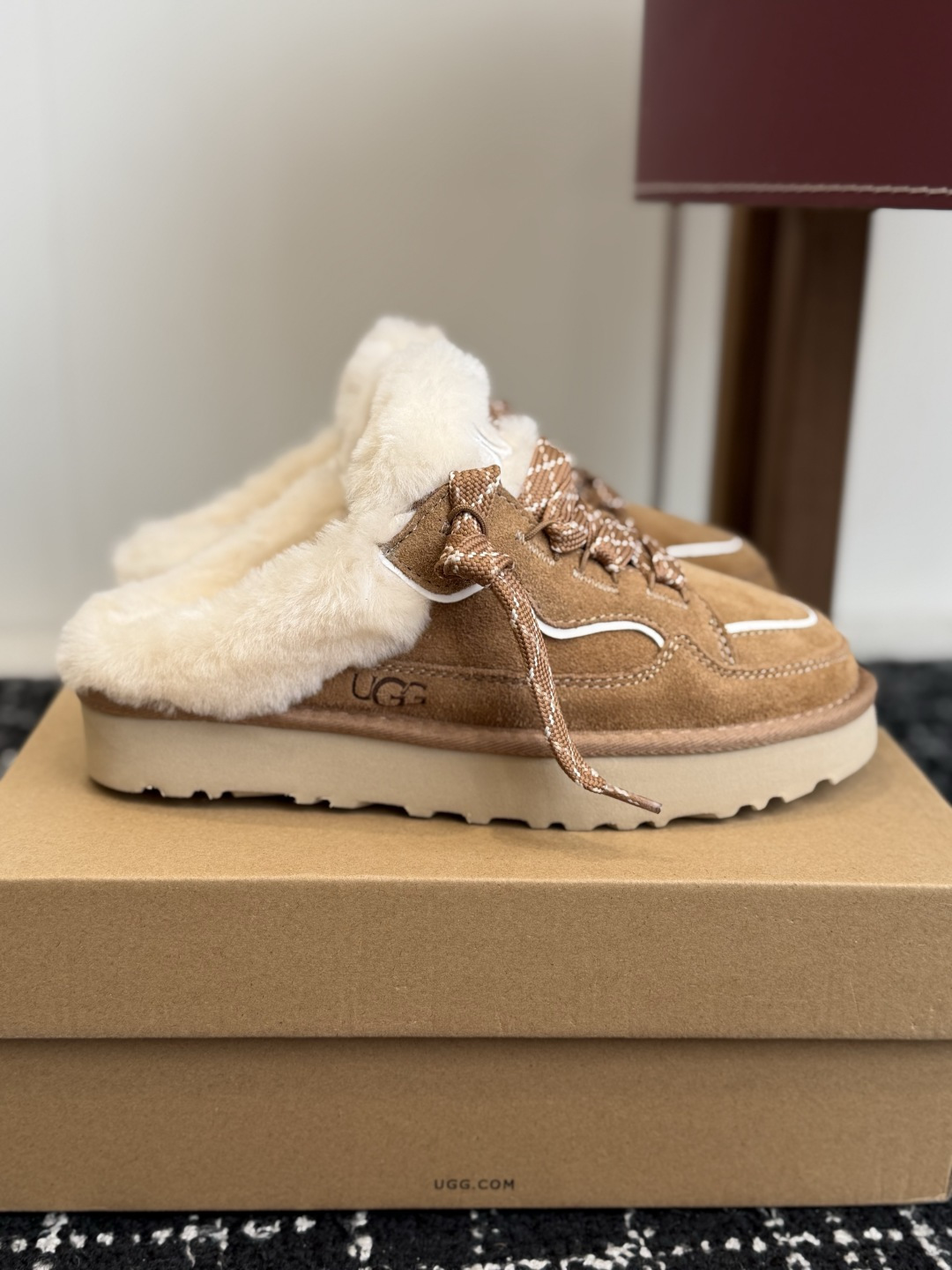 代购级 UGG Lowmel梅尔休闲穆勒鞋 秋冬新款懒人穆勒雪地鞋,时髦感和保暖感双双在线! ▫️鞋面选用高丝光牛绒,质 代购级 UGG Lowmel梅尔休闲穆勒鞋 秋冬新款懒人穆勒雪地鞋,时髦感和保暖感双双在线! ▫️鞋面选用高丝光牛绒,质