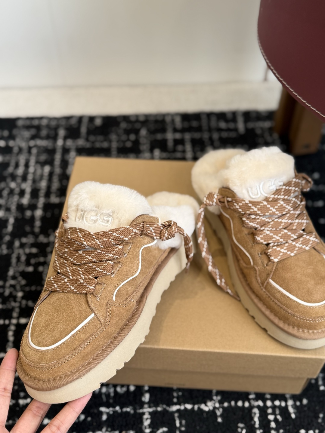代购级 UGG Lowmel梅尔休闲穆勒鞋 秋冬新款懒人穆勒雪地鞋,时髦感和保暖感双双在线! ▫️鞋面选用高丝光牛绒,质 代购级 UGG Lowmel梅尔休闲穆勒鞋 秋冬新款懒人穆勒雪地鞋,时髦感和保暖感双双在线! ▫️鞋面选用高丝光牛绒,质