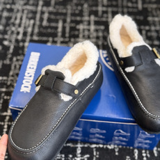 代购级 BIRKENSTOCK勃肯羊毛全包单鞋 小红书爆款断货款,原版开发,复古慵懒风直接拉满! ▫️面料:鞋面采用顶级 代购级 BIRKENSTOCK勃肯羊毛全包单鞋 小红书爆款断货款,原版开发,复古慵懒风直接拉满! ▫️面料:鞋面采用顶级