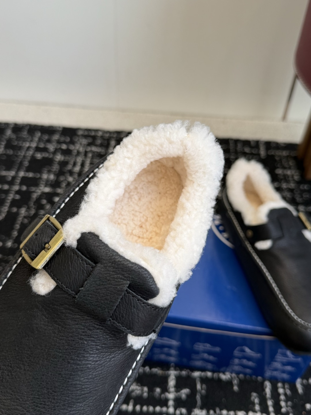代购级 BIRKENSTOCK勃肯羊毛全包单鞋 小红书爆款断货款,原版开发,复古慵懒风直接拉满! ▫️面料:鞋面采用顶级 代购级 BIRKENSTOCK勃肯羊毛全包单鞋 小红书爆款断货款,原版开发,复古慵懒风直接拉满! ▫️面料:鞋面采用顶级