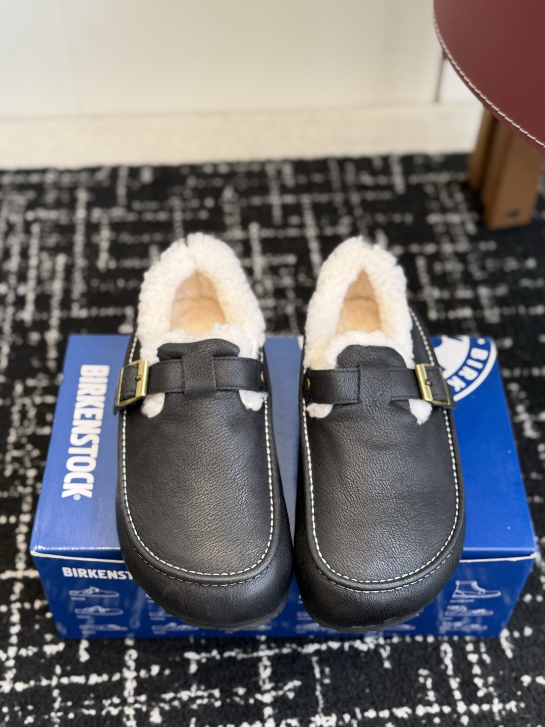 代购级 BIRKENSTOCK勃肯羊毛全包单鞋 小红书爆款断货款,原版开发,复古慵懒风直接拉满! ▫️面料:鞋面采用顶级 代购级 BIRKENSTOCK勃肯羊毛全包单鞋 小红书爆款断货款,原版开发,复古慵懒风直接拉满! ▫️面料:鞋面采用顶级