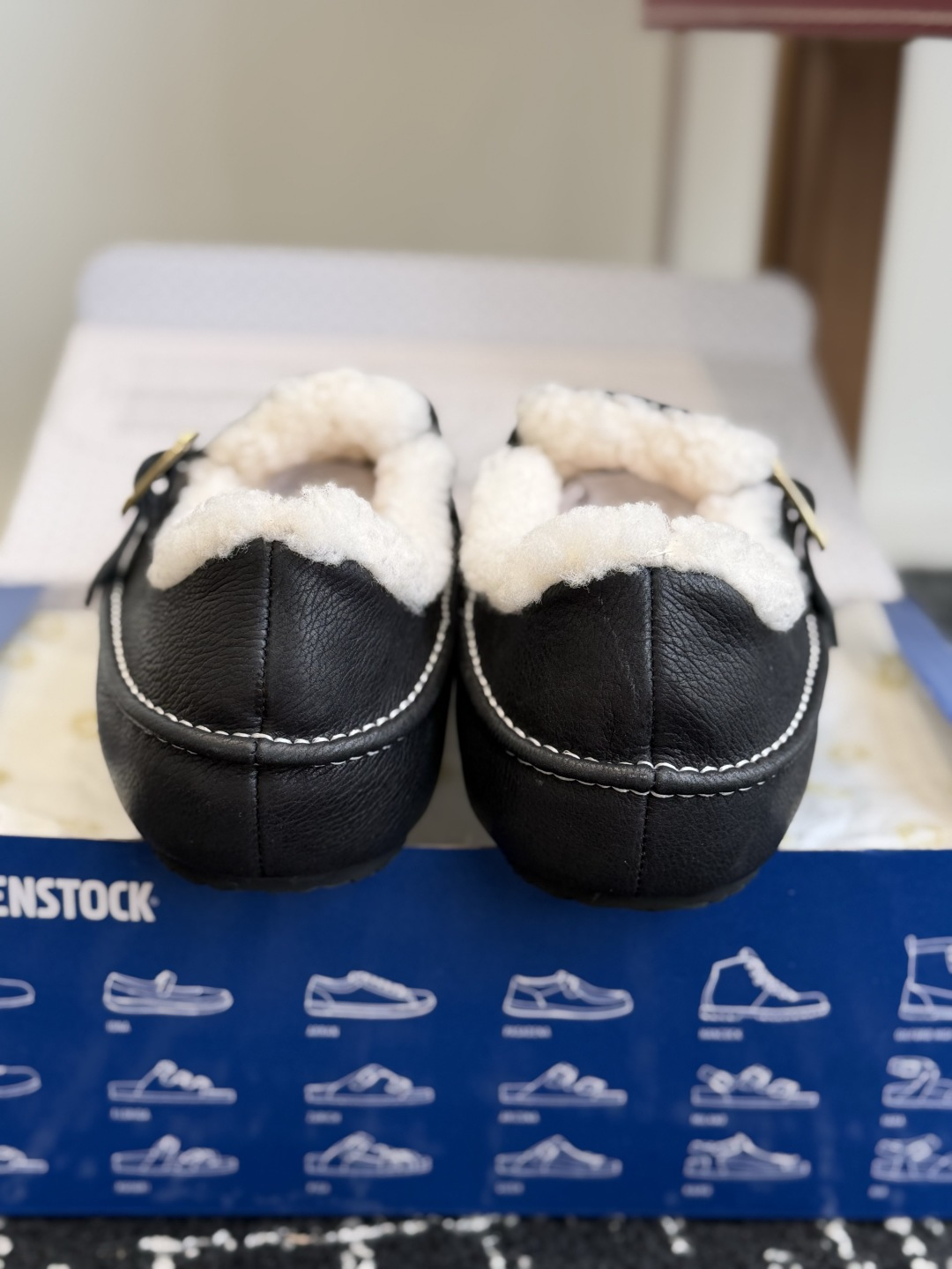 代购级 BIRKENSTOCK勃肯羊毛全包单鞋 小红书爆款断货款,原版开发,复古慵懒风直接拉满! ▫️面料:鞋面采用顶级 代购级 BIRKENSTOCK勃肯羊毛全包单鞋 小红书爆款断货款,原版开发,复古慵懒风直接拉满! ▫️面料:鞋面采用顶级