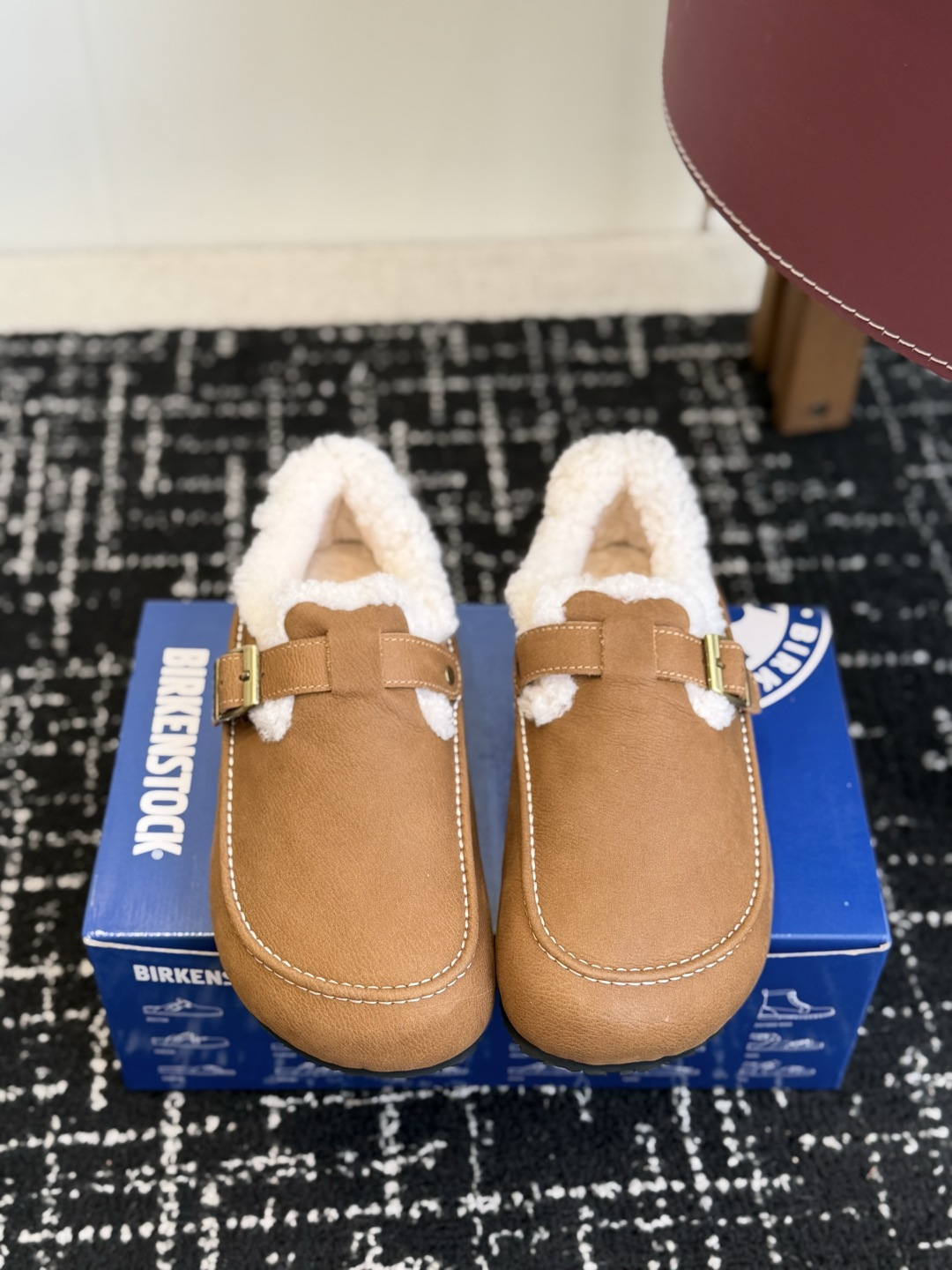 代购级 BIRKENSTOCK勃肯羊毛全包单鞋 小红书爆款断货款,原版开发,复古慵懒风直接拉满! ▫️面料:鞋面采用顶级 代购级 BIRKENSTOCK勃肯羊毛全包单鞋 小红书爆款断货款,原版开发,复古慵懒风直接拉满! ▫️面料:鞋面采用顶级