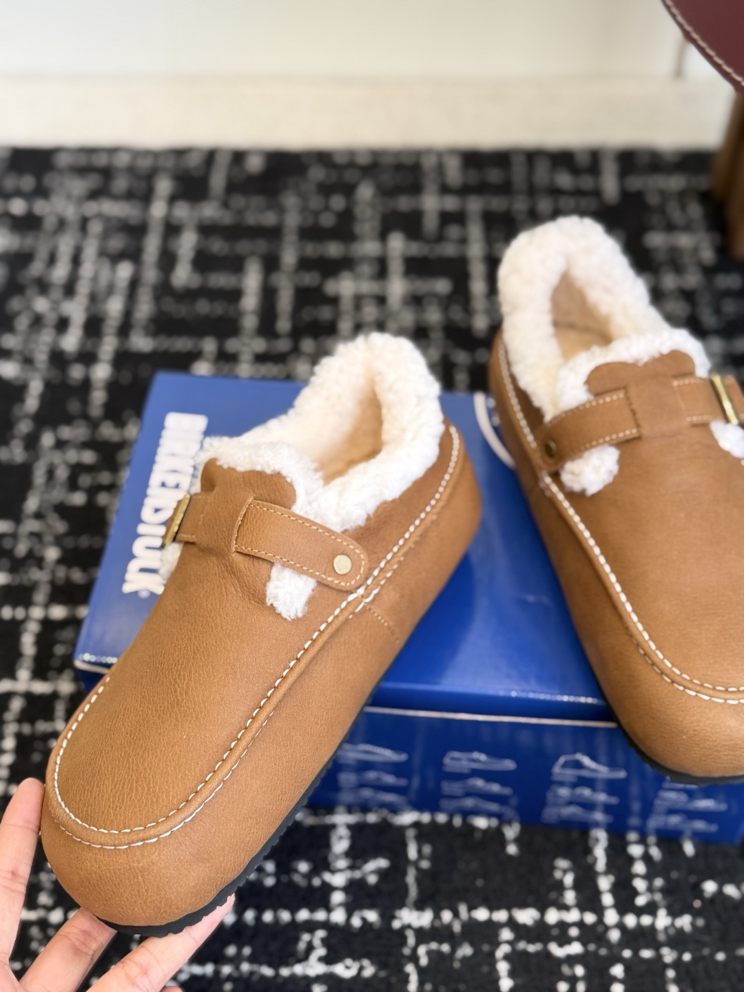 代购级 BIRKENSTOCK勃肯羊毛全包单鞋 小红书爆款断货款,原版开发,复古慵懒风直接拉满! ▫️面料:鞋面采用顶级 代购级 BIRKENSTOCK勃肯羊毛全包单鞋 小红书爆款断货款,原版开发,复古慵懒风直接拉满! ▫️面料:鞋面采用顶级