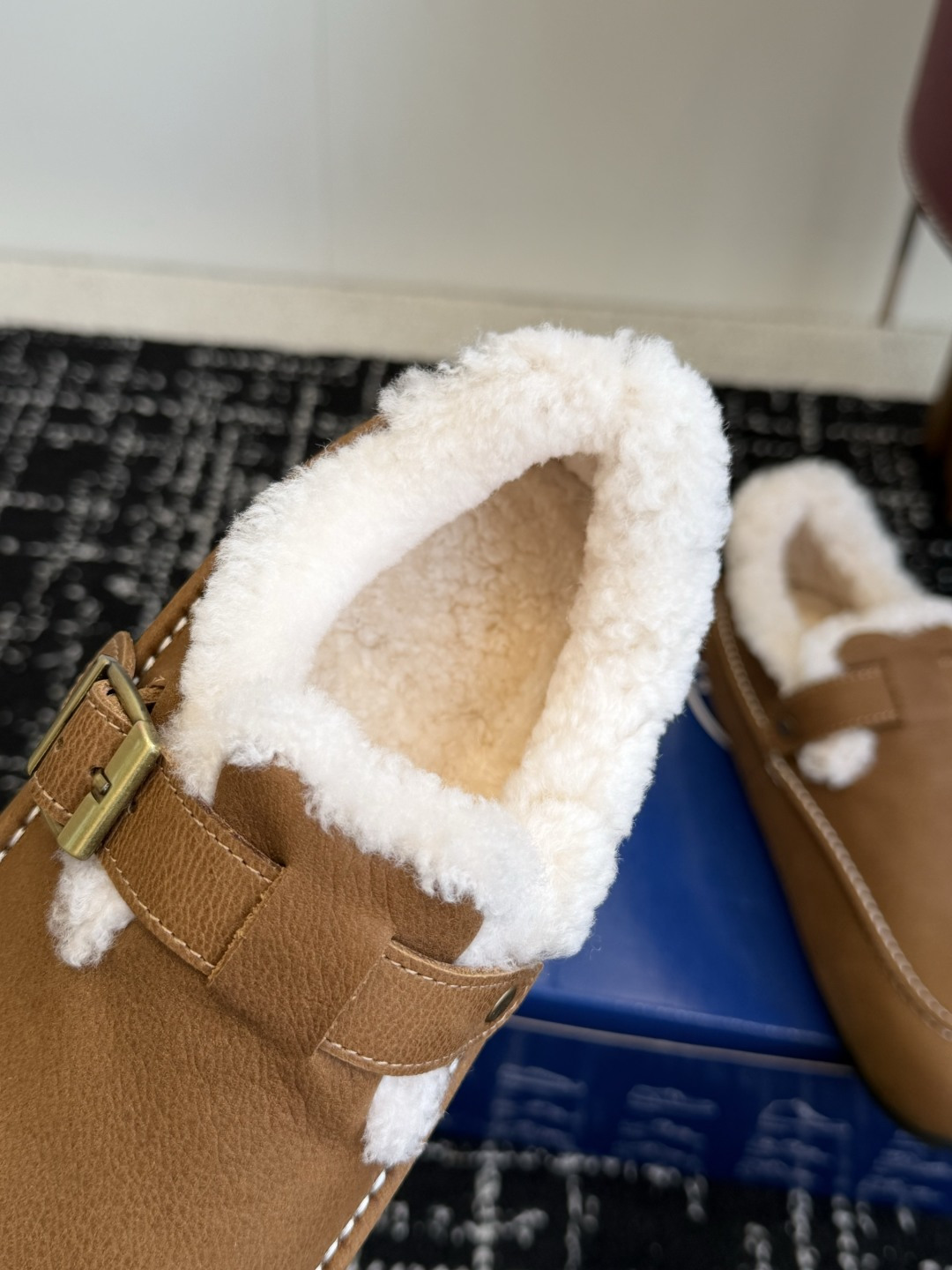 代购级 BIRKENSTOCK勃肯羊毛全包单鞋 小红书爆款断货款,原版开发,复古慵懒风直接拉满! ▫️面料:鞋面采用顶级 代购级 BIRKENSTOCK勃肯羊毛全包单鞋 小红书爆款断货款,原版开发,复古慵懒风直接拉满! ▫️面料:鞋面采用顶级