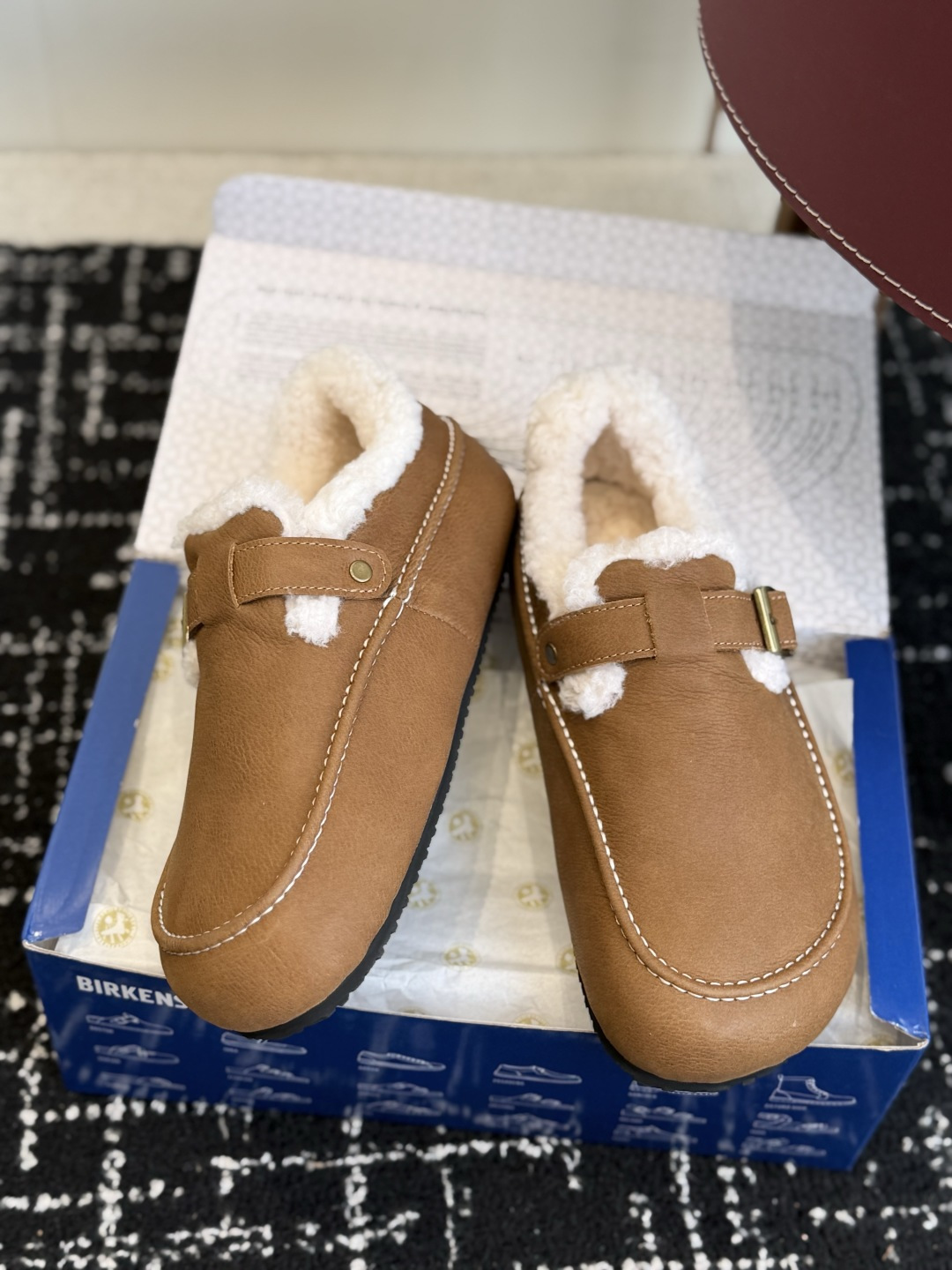 代购级 BIRKENSTOCK勃肯羊毛全包单鞋 小红书爆款断货款,原版开发,复古慵懒风直接拉满! ▫️面料:鞋面采用顶级 代购级 BIRKENSTOCK勃肯羊毛全包单鞋 小红书爆款断货款,原版开发,复古慵懒风直接拉满! ▫️面料:鞋面采用顶级