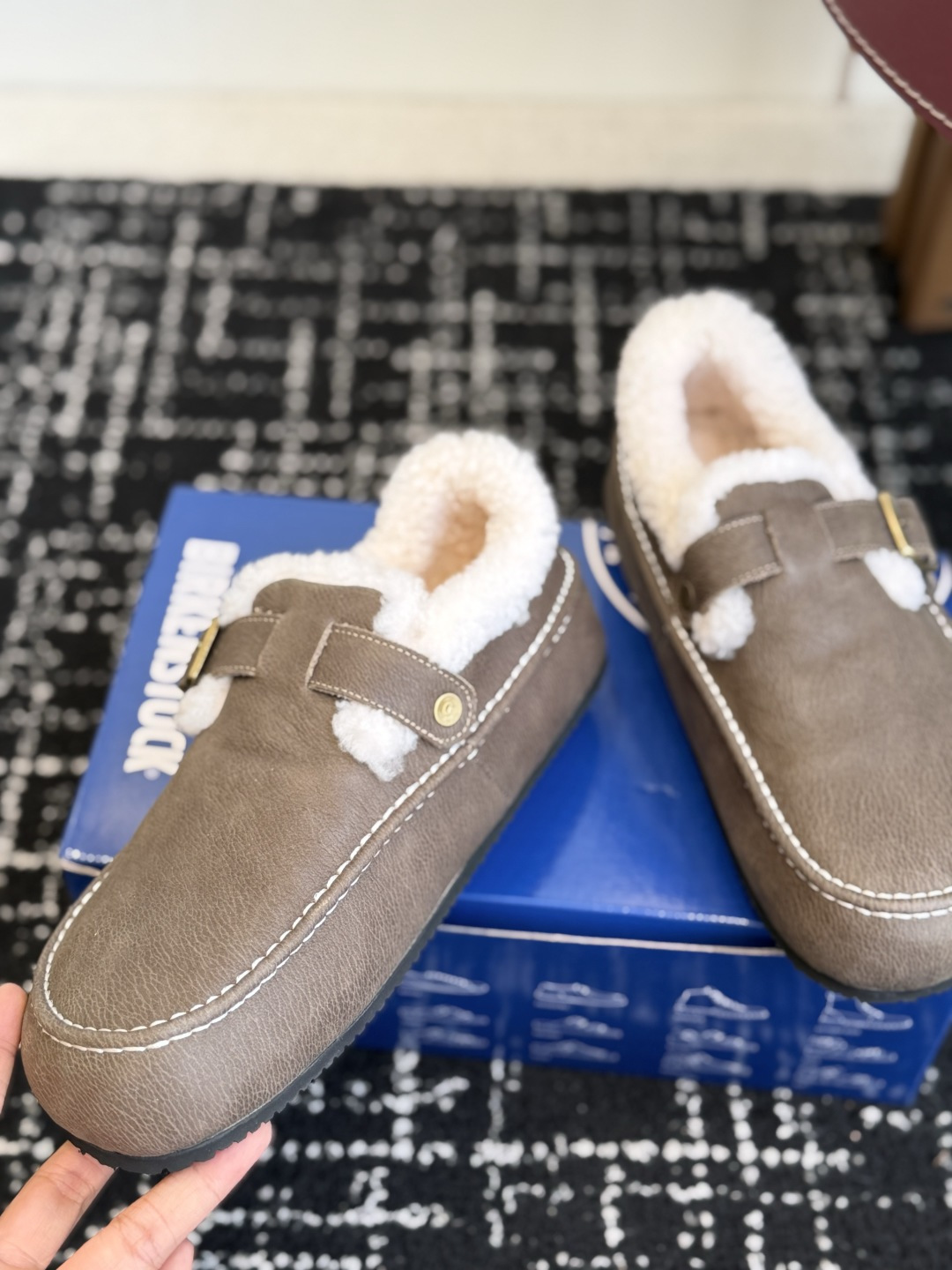 代购级 BIRKENSTOCK勃肯羊毛全包单鞋 小红书爆款断货款，原版开发，复古慵懒风直接拉满！ ▫️面料：鞋面采用顶级