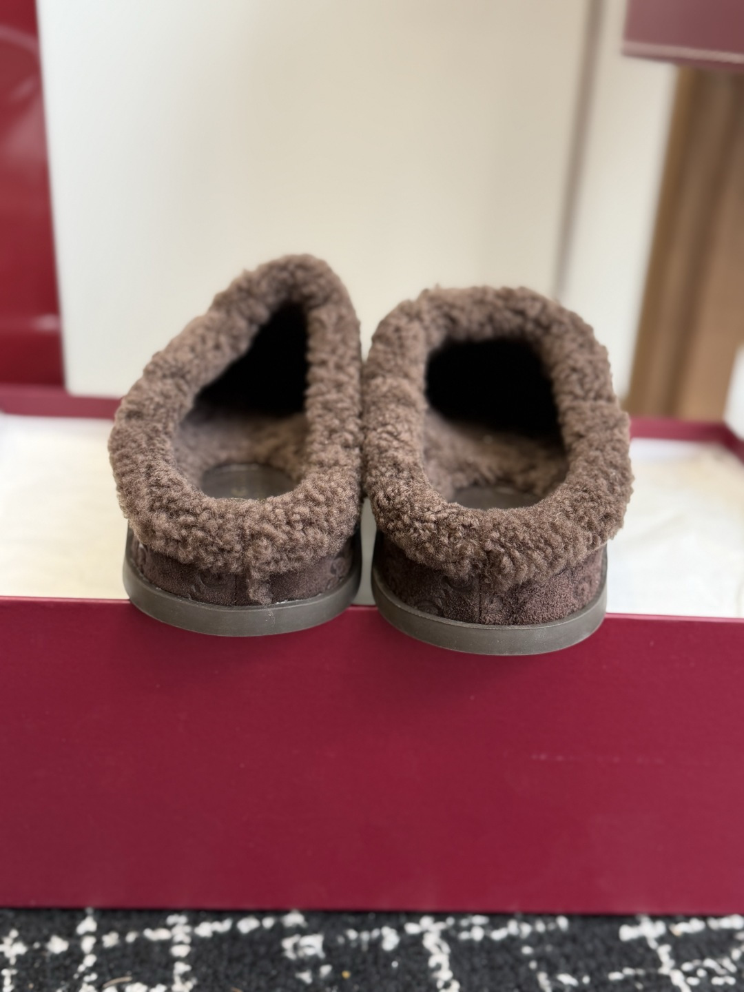 东莞代购级Gucci GG穆勒羊毛拖鞋|秋冬氛围感单品 经典马衔扣元素,重新诠释品牌复古格调,上脚慵懒又显贵! ▫️面料 东莞代购级Gucci GG穆勒羊毛拖鞋|秋冬氛围感单品 经典马衔扣元素,重新诠释品牌复古格调,上脚慵懒又显贵! ▫️面料