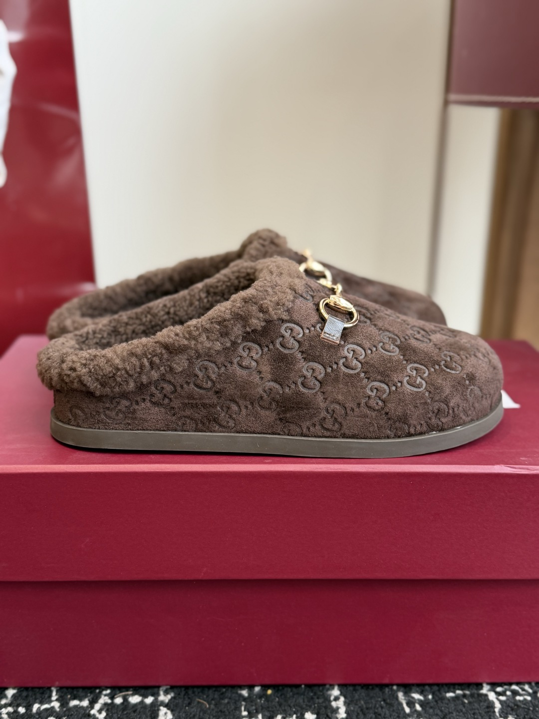 东莞代购级Gucci GG穆勒羊毛拖鞋|秋冬氛围感单品 经典马衔扣元素,重新诠释品牌复古格调,上脚慵懒又显贵! ▫️面料 东莞代购级Gucci GG穆勒羊毛拖鞋|秋冬氛围感单品 经典马衔扣元素,重新诠释品牌复古格调,上脚慵懒又显贵! ▫️面料