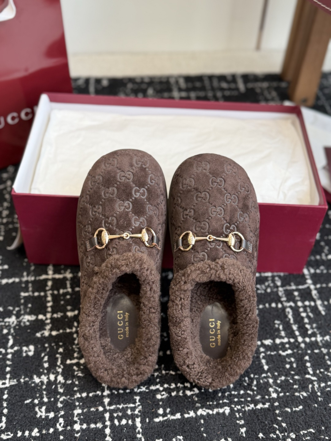 东莞代购级Gucci GG穆勒羊毛拖鞋|秋冬氛围感单品 经典马衔扣元素,重新诠释品牌复古格调,上脚慵懒又显贵! ▫️面料 东莞代购级Gucci GG穆勒羊毛拖鞋|秋冬氛围感单品 经典马衔扣元素,重新诠释品牌复古格调,上脚慵懒又显贵! ▫️面料