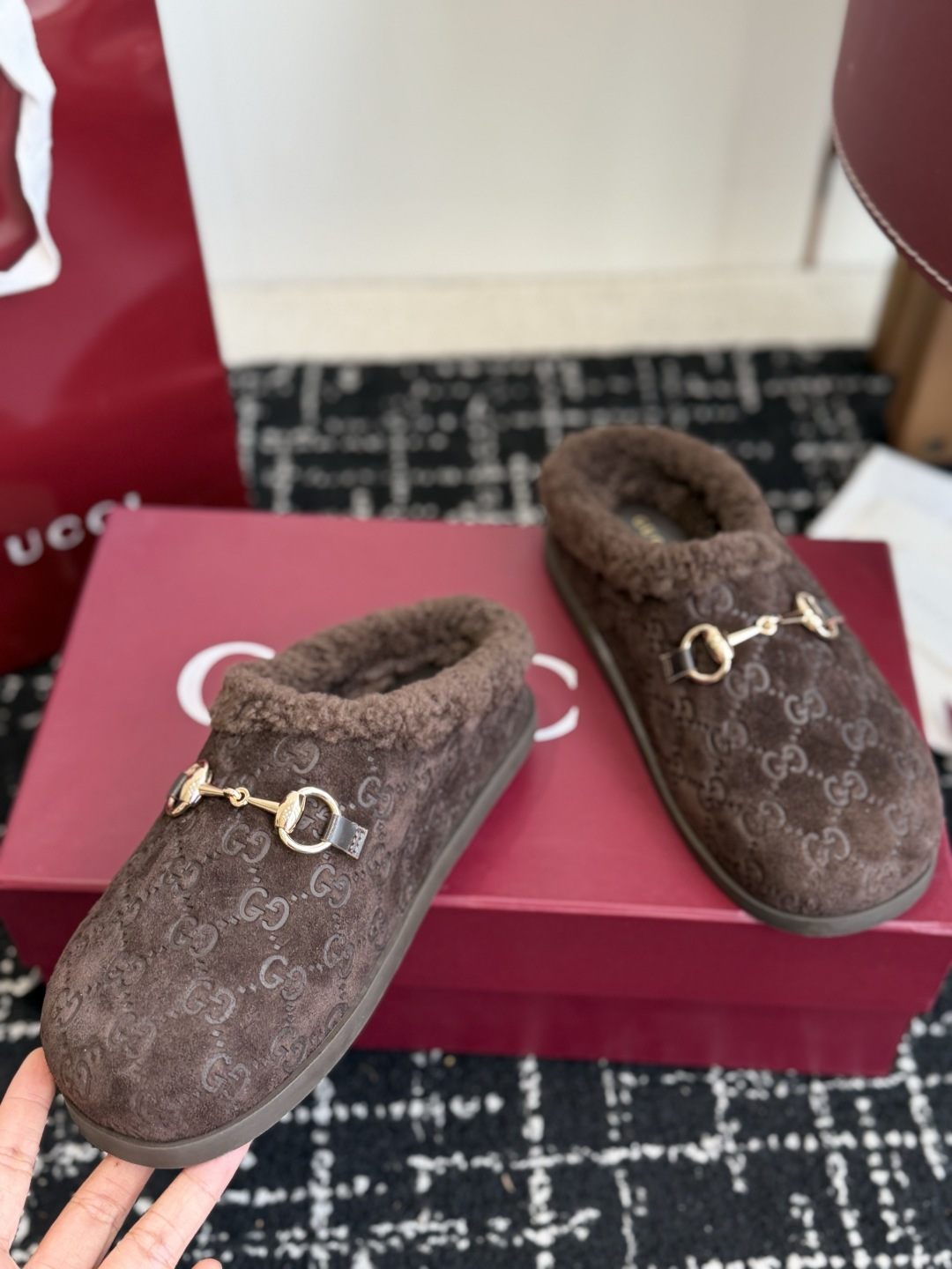 东莞代购级Gucci GG穆勒羊毛拖鞋|秋冬氛围感单品 经典马衔扣元素,重新诠释品牌复古格调,上脚慵懒又显贵! ▫️面料 东莞代购级Gucci GG穆勒羊毛拖鞋|秋冬氛围感单品 经典马衔扣元素,重新诠释品牌复古格调,上脚慵懒又显贵! ▫️面料