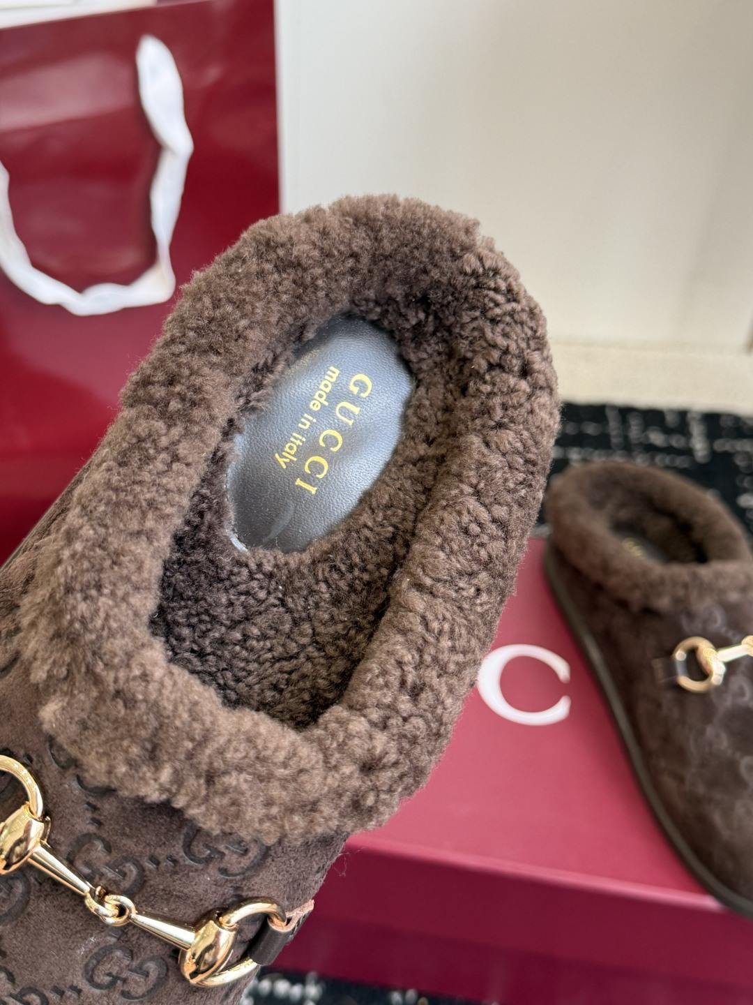 东莞代购级Gucci GG穆勒羊毛拖鞋|秋冬氛围感单品 经典马衔扣元素,重新诠释品牌复古格调,上脚慵懒又显贵! ▫️面料 东莞代购级Gucci GG穆勒羊毛拖鞋|秋冬氛围感单品 经典马衔扣元素,重新诠释品牌复古格调,上脚慵懒又显贵! ▫️面料