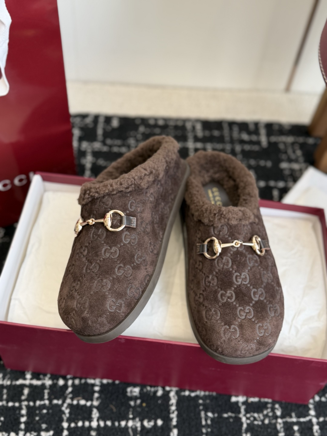 东莞代购级Gucci GG穆勒羊毛拖鞋|秋冬氛围感单品 经典马衔扣元素,重新诠释品牌复古格调,上脚慵懒又显贵! ▫️面料 东莞代购级Gucci GG穆勒羊毛拖鞋|秋冬氛围感单品 经典马衔扣元素,重新诠释品牌复古格调,上脚慵懒又显贵! ▫️面料