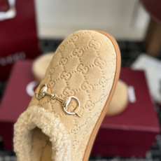 东莞代购级Gucci GG穆勒羊毛拖鞋|秋冬氛围感单品 经典马衔扣元素,重新诠释品牌复古格调,上脚慵懒又显贵! ▫️面料 东莞代购级Gucci GG穆勒羊毛拖鞋|秋冬氛围感单品 经典马衔扣元素,重新诠释品牌复古格调,上脚慵懒又显贵! ▫️面料
