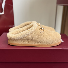 东莞代购级Gucci GG穆勒羊毛拖鞋|秋冬氛围感单品 经典马衔扣元素,重新诠释品牌复古格调,上脚慵懒又显贵! ▫️面料 东莞代购级Gucci GG穆勒羊毛拖鞋|秋冬氛围感单品 经典马衔扣元素,重新诠释品牌复古格调,上脚慵懒又显贵! ▫️面料