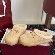 东莞代购级Gucci GG穆勒羊毛拖鞋|秋冬氛围感单品 经典马衔扣元素,重新诠释品牌复古格调,上脚慵懒又显贵! ▫️面料 东莞代购级Gucci GG穆勒羊毛拖鞋|秋冬氛围感单品 经典马衔扣元素,重新诠释品牌复古格调,上脚慵懒又显贵! ▫️面料