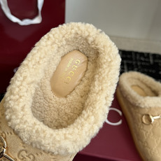 东莞代购级Gucci GG穆勒羊毛拖鞋|秋冬氛围感单品 经典马衔扣元素,重新诠释品牌复古格调,上脚慵懒又显贵! ▫️面料 东莞代购级Gucci GG穆勒羊毛拖鞋|秋冬氛围感单品 经典马衔扣元素,重新诠释品牌复古格调,上脚慵懒又显贵! ▫️面料